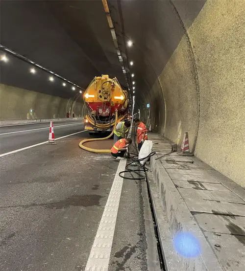 围场隧道排水渠清淤